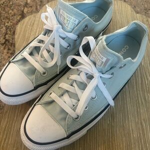 Lds Converse pale blue w/metallic trim 
Sz 10 nwt